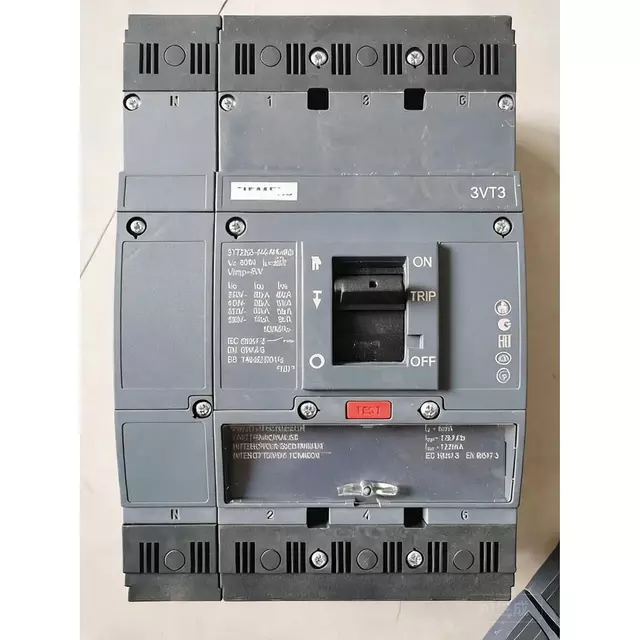 Siemens SENTRON 3VT3763-2AA46-0AA0 Molded Case Circuit Breaker (MCCB) with 3VT9340 Motor Operator