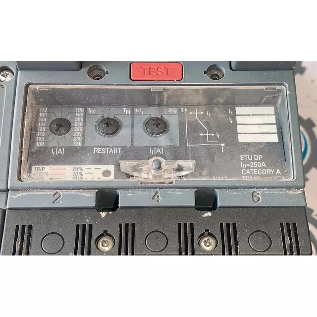 Siemens SENTRON 3VT2725-2AA46-0AA0 Molded Case Circuit Breaker (MCCB) with 3VT9225 Accessories